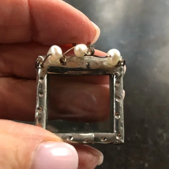 Picture frame pendant in etched silver with 3 little pearls across top - Picture 5 of 11